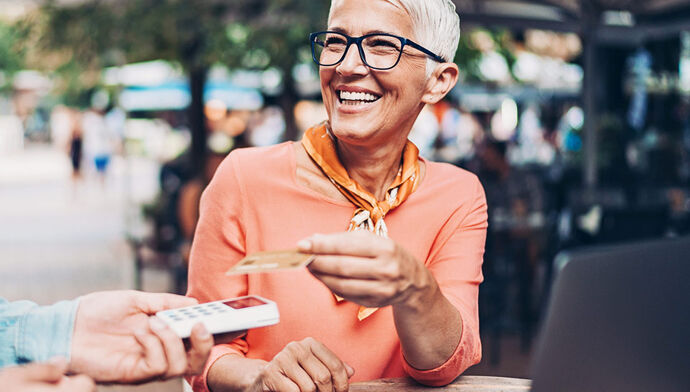 femme carte terrasse paiement