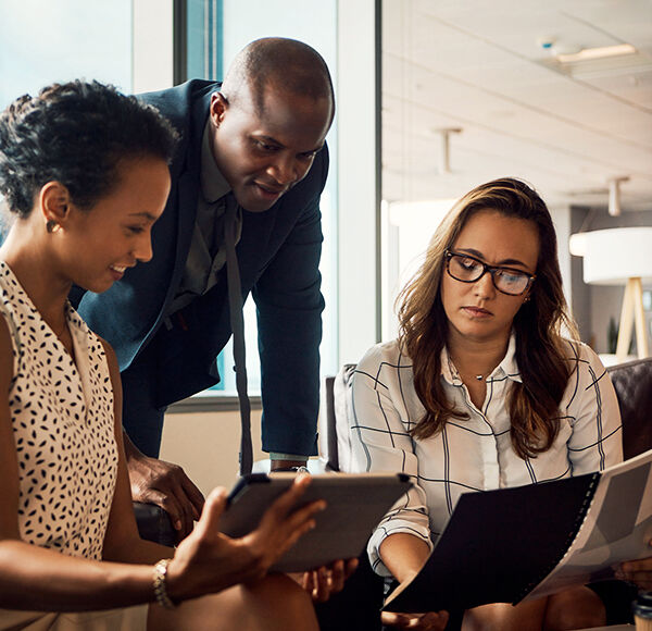Groupe de travail 2 femmes un homme tablette document