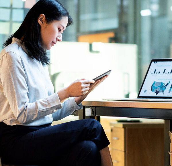femme active discutant avec tablette statistique