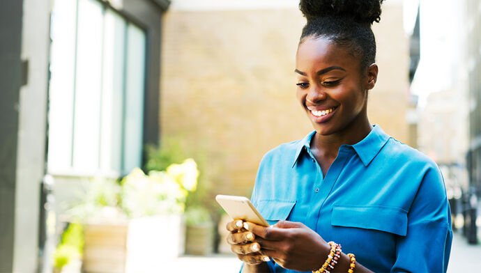 femme smartphone application rue