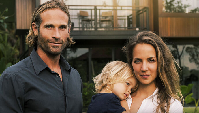 famille couple homme femme enfant devant maison