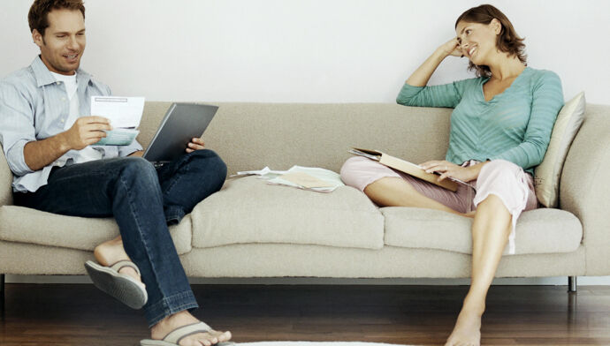 couple assis canape discussion