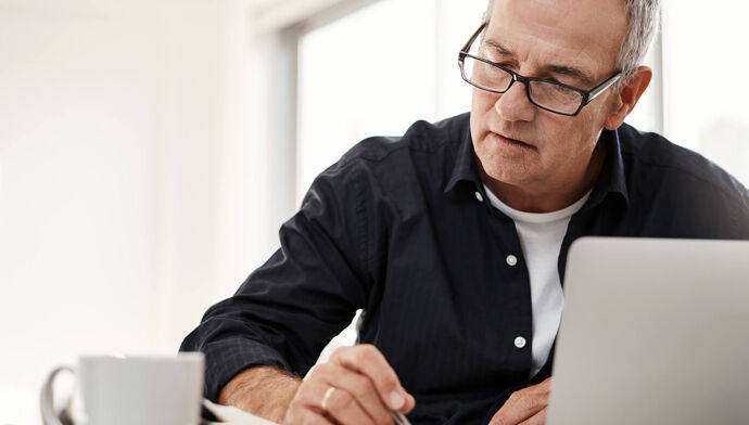 homme bureau ordinateur gestion privée tasse