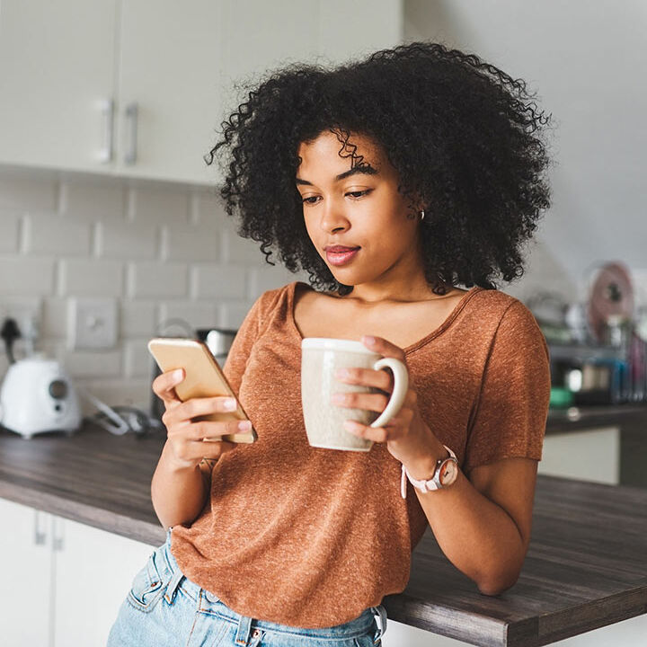 femme smartphone cuisine tasse