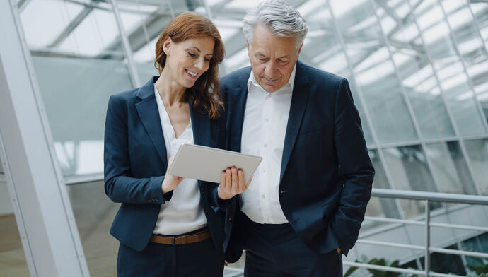 homme femme tablette entreprise