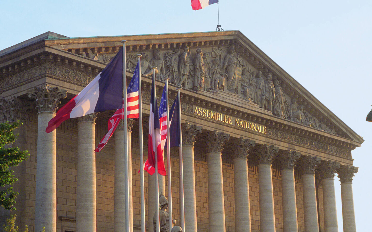 assemblée national bâtiment drapeaux